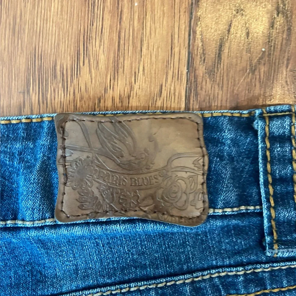 Paris Blues Women’s Size 9 Jeans Blue Mid Rise Straight Leg Distressed - Picture 3 of 9